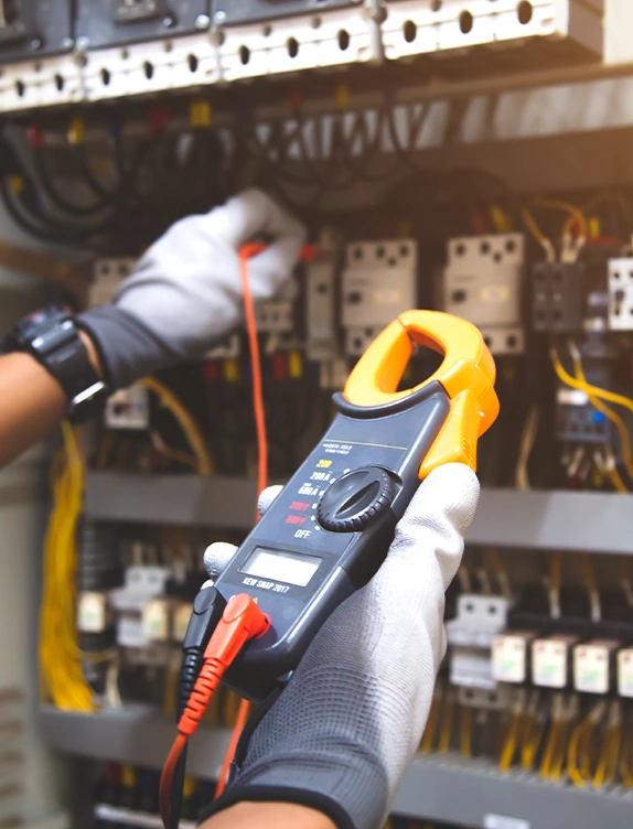 pomiary elektryczne wykonywane przez pracownika